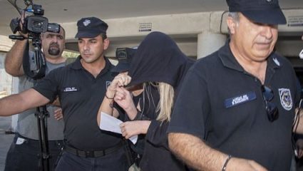 Τη διαψεύδει: Τι δείχνει το βίντεο που διέρρευσε από τη συνεύρεση της 19χρονης με τους Ισραηλινούς Τη διαψεύδει: Τι δείχνει το βίντεο που διέρρευσε από τη συνεύρεση της 19χρονης με τους Ισραηλινούς