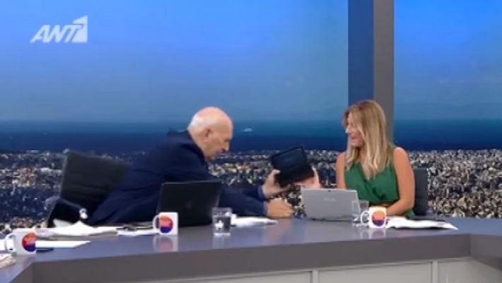 Έπεσε από την καρέκλα του ο Γιώργος Παπαδάκης! - ΒΙΝΤΕΟ Έπεσε από την καρέκλα του ο Γιώργος Παπαδάκης! - ΒΙΝΤΕΟ