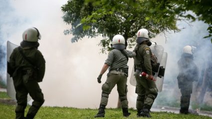 «Ψεκάστε τους με φρέσκα δακρυγόνα» «Ψεκάστε τους με φρέσκα δακρυγόνα»