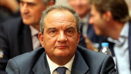 Στρώνουν κόκκινο χαλί στον Καραμανλή Στρώνουν κόκκινο χαλί στον Καραμανλή