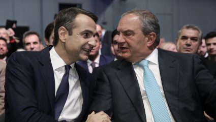 Ο Μητσοτάκης επιστρατεύει το μεγαλύτερο όπλο… του Καραμανλή Ο Μητσοτάκης επιστρατεύει το μεγαλύτερο όπλο… του Καραμανλή