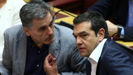 Κι όμως, ο Τσακαλώτος τραβάει το χαλί κάτω από τα πόδια του Τσίπρα Κι όμως, ο Τσακαλώτος τραβάει το χαλί κάτω από τα πόδια του Τσίπρα
