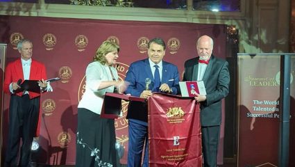 Αθάνατη Ελλάδα! Δήμαρχος… πλήρωσε για να τον βραβεύσουν Αθάνατη Ελλάδα! Δήμαρχος… πλήρωσε για να τον βραβεύσουν