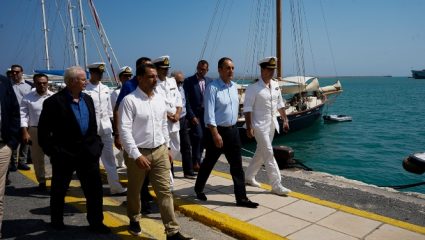 Υπέκυψε στις πιέσεις ο υπουργός Ναυτιλίας Υπέκυψε στις πιέσεις ο υπουργός Ναυτιλίας