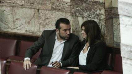 Viral η φωτογραφία της Νοτοπούλου στον ώμο του Νίκου Παππά Viral η φωτογραφία της Νοτοπούλου στον ώμο του Νίκου Παππά