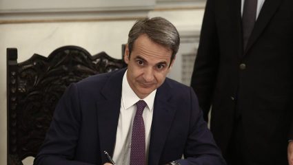 Δεν τους αφήνει σε χλωρό κλαρί ο Κυριάκος Δεν τους αφήνει σε χλωρό κλαρί ο Κυριάκος