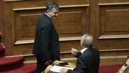 Κόντρα Τσακαλώτου-Παφίλη για τη διαφθορά Κόντρα Τσακαλώτου-Παφίλη για τη διαφθορά