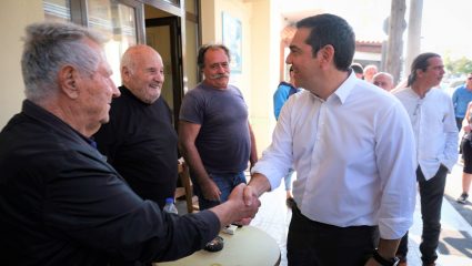 Υποδέχθηκαν ως «νέο Αντρέα» τον Τσίπρα στην Κρήτη Υποδέχθηκαν ως «νέο Αντρέα» τον Τσίπρα στην Κρήτη