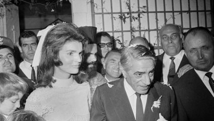 Αποκαλύψεις για τον Αριστοτέλη Ωνάση και την Τζάκι Κένεντι: «Την κακοποιούσε με…» Αποκαλύψεις για τον Αριστοτέλη Ωνάση και την Τζάκι Κένεντι: «Την κακοποιούσε με…»