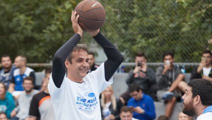 Το ατύχημα του Κυριάκου (παίζοντας μπάσκετ) Το ατύχημα του Κυριάκου (παίζοντας μπάσκετ)