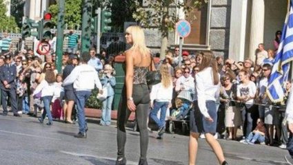 Η εντυπωσιακή ξανθιά καθηγήτρια που επισκίασε τους πάντες στην παρέλαση (Pics) Η εντυπωσιακή ξανθιά καθηγήτρια που επισκίασε τους πάντες στην παρέλαση (Pics)