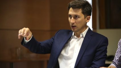 Κολλημένος με τις «Άγριες Μέλισσες» Κολλημένος με τις «Άγριες Μέλισσες»