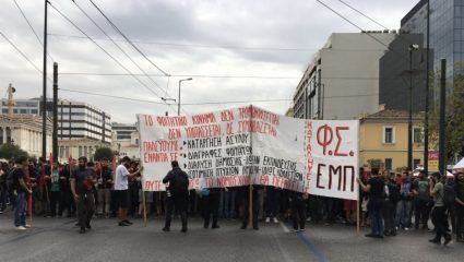 Στο πεζοδρόμιο οι μικρές διαδηλώσεις Στο πεζοδρόμιο οι μικρές διαδηλώσεις