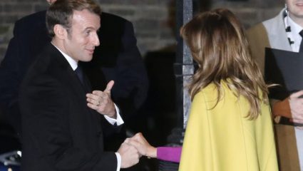Βλέμματα όλο… νόημα: Εμανουέλ Μακρόν και Μελάνια Τραμπ σε τετ α τετ που συζητήθηκε Βλέμματα όλο… νόημα: Εμανουέλ Μακρόν και Μελάνια Τραμπ σε τετ α τετ που συζητήθηκε