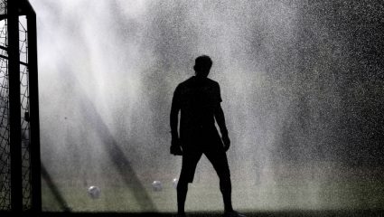 Δεκαπλάσιοι οι μισθοί των παικτών της Superleague από τους Έλληνες πολίτες Δεκαπλάσιοι οι μισθοί των παικτών της Superleague από τους Έλληνες πολίτες