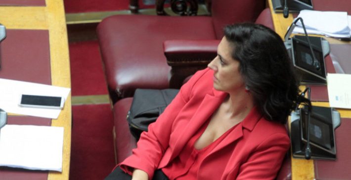 Το άγριο βλέμμα της Ντόρας στο αποκαλυπτικό ντεκολτέ της Νόνης Δούνια στη Βουλή (Pics) Το άγριο βλέμμα της Ντόρας στο αποκαλυπτικό ντεκολτέ της Νόνης Δούνια στη Βουλή (Pics)
