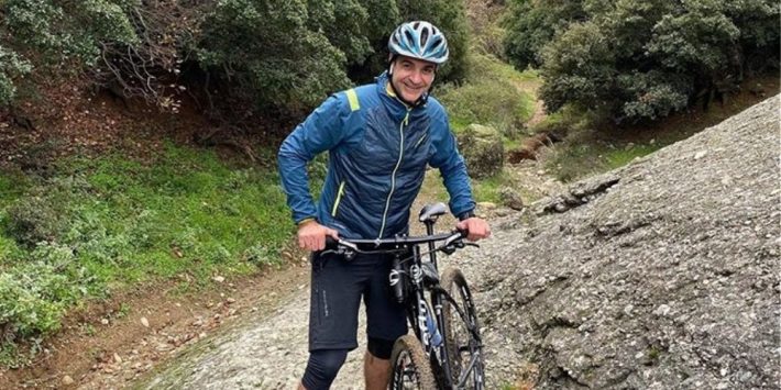 Χαλάρωσε με... mountain bike ο Κυριάκος Μητσοτάκης