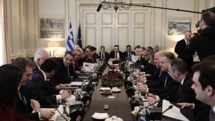Το χριστουγεννιάτικο δώρο του Κυριάκου Μητσοτάκη στους υπουργούς Το χριστουγεννιάτικο δώρο του Κυριάκου Μητσοτάκη στους υπουργούς
