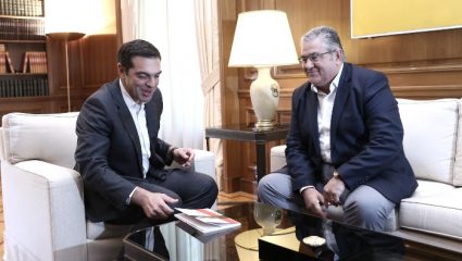 Το κοινό δώρο σε Τσίπρα και Κουτσούμπα Το κοινό δώρο σε Τσίπρα και Κουτσούμπα