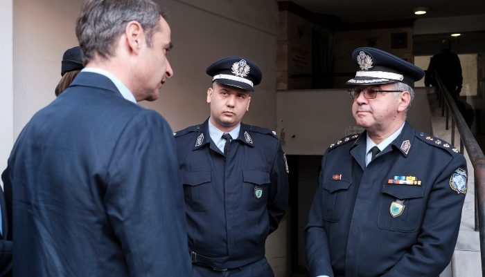 Έδωσε το σύνθημα ο Κυριάκος: «Οι αστυνομικοί πρέπει να είναι στους δρόμους, όχι στα γραφεία» Έδωσε το σύνθημα ο Κυριάκος: «Οι αστυνομικοί πρέπει να είναι στους δρόμους, όχι στα γραφεία»