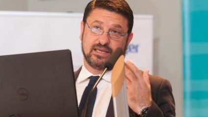 Πληρώνει τα… σπασμένα ο Χαρδαλιάς Πληρώνει τα… σπασμένα ο Χαρδαλιάς