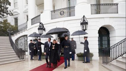 «Με είδε κανείς;»: Η… γκάφα του Μητσοτάκη στον Λευκό Οίκο που σχολιάστηκε έντονα (vid) «Με είδε κανείς;»: Η… γκάφα του Μητσοτάκη στον Λευκό Οίκο που σχολιάστηκε έντονα (vid)