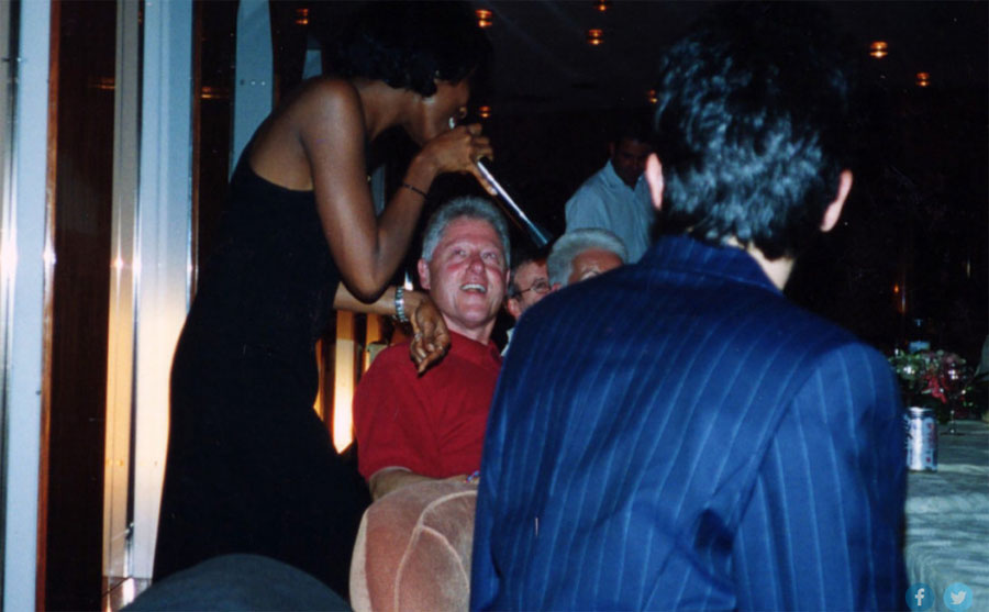 Οι... ροζ φωτογραφίες που «καίνε» τον Μπιλ Κλίντον