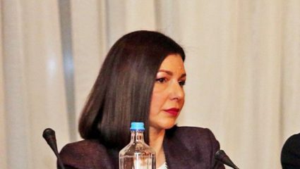 H δημοσιογράφος που ανέλαβε αναπληρώτρια κυβερνητική εκπρόσωπος H δημοσιογράφος που ανέλαβε αναπληρώτρια κυβερνητική εκπρόσωπος