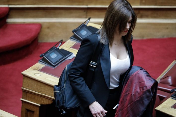 Υποκλίθηκε και η ΝΔ: Η φωτό της Κατερίνας Νοτοπούλου που μάγεψε όλη τη βουλή (Pics)