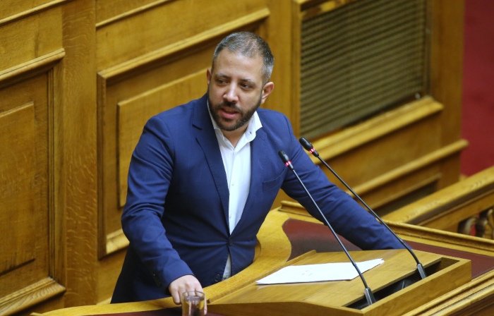 Βουλευτής του ΣΥΡΙΖΑ έμπλεξε στην κίνηση και πήγε με τα πόδια τη Βουλή!