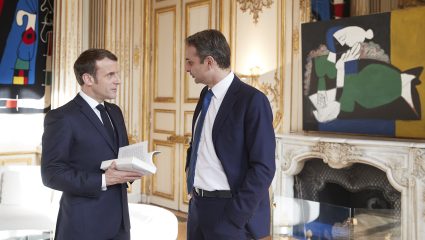 Το ξεχωριστό δώρο του Μητσοτάκη στον Μακρόν Το ξεχωριστό δώρο του Μητσοτάκη στον Μακρόν