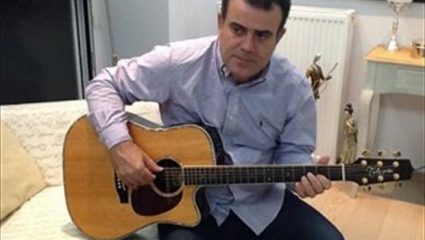 Πρώην υπουργός άρχισε να γράφει τραγούδια! Πρώην υπουργός άρχισε να γράφει τραγούδια!