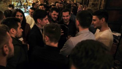 Τα είπε με τη νεολαία πίνοντας ποτό στα Γιάννενα ο Τσίπρας Τα είπε με τη νεολαία πίνοντας ποτό στα Γιάννενα ο Τσίπρας