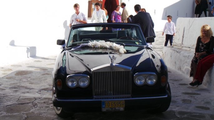 Η βουλευτής που πήγε στο γάμο της με Rolls Royce - ΦΩΤΟ