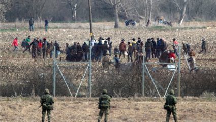 Χιλιόμετρα λεπιδοφόρου συρματοπλέγματος, 11 πυλώνες 50 μέτρων: Η «απάντηση» της Ελλάδας στην Τουρκία Χιλιόμετρα λεπιδοφόρου συρματοπλέγματος, 11 πυλώνες 50 μέτρων: Η «απάντηση» της Ελλάδας στην Τουρκία