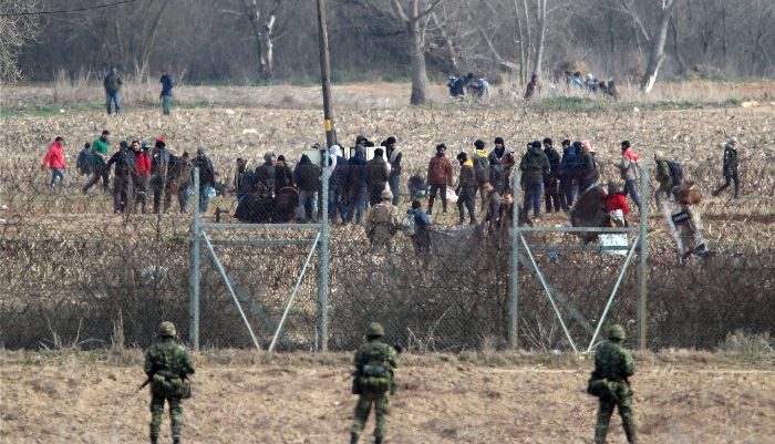 Ανταλλαγή χημικών στο Έβρο και... στη μέση οι πρόσφυγες! - ΒΙΝΤΕΟ Ανταλλαγή χημικών στο Έβρο και... στη μέση οι πρόσφυγες! - ΒΙΝΤΕΟ