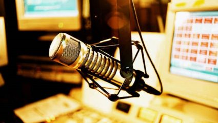 Βόμβα μεγατόνων: Η μεταγραφή της 10ετίας στο ελληνικό ραδιόφωνο Βόμβα μεγατόνων: Η μεταγραφή της 10ετίας στο ελληνικό ραδιόφωνο