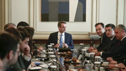 Καφές με… αντισηπτικό στο Μαξίμου Καφές με… αντισηπτικό στο Μαξίμου