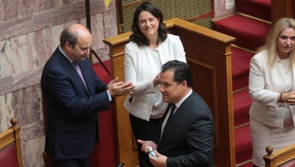 Μοίραζε αντισηπτικό ο Άδωνις στην ορκωμοσία της Σακελλαροπούλου Μοίραζε αντισηπτικό ο Άδωνις στην ορκωμοσία της Σακελλαροπούλου