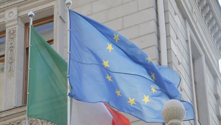 Μετά το Grexit… η Ιταλία; Κατεβάζουν τις σημαίες της ΕΕ