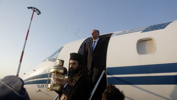 Μια άγνωστη ιστορία: Πότε έφτασε για πρώτη φορά το Άγιο Φως στην Ελλάδα πριν την Ανάσταση Μια άγνωστη ιστορία: Πότε έφτασε για πρώτη φορά το Άγιο Φως στην Ελλάδα πριν την Ανάσταση