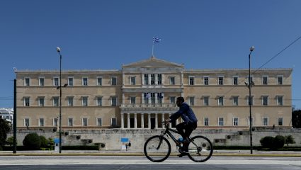 Κακό παράδειγμα: Δεκάδες βουλευτές «έσπασαν» την καραντίνα Κακό παράδειγμα: Δεκάδες βουλευτές «έσπασαν» την καραντίνα