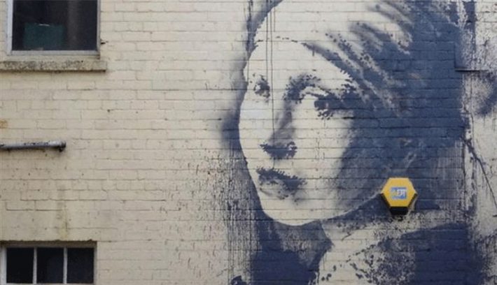 Ραγίζει καρδιές: Το πιο διάσημο γκράφιτι του κόσμου προσβλήθηκε από κορωνοϊό