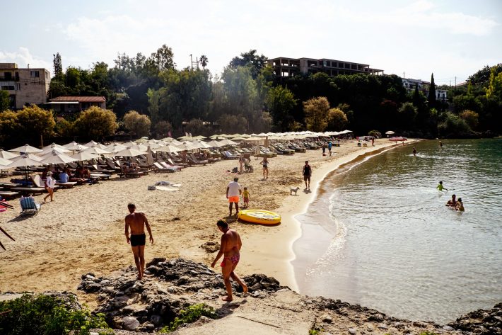 Καλοκαίρι με plexiglass: Διαχωριστικά ακόμη και ανάμεσα στις ξαπλώστρες