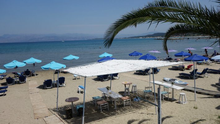Ξαπλώστρες-κλουβιά: Η ανατριχιαστική πρώτη εικόνα των παραλιών με πλέξιγκλας στη Σαντορίνη (Pics) Ξαπλώστρες-κλουβιά: Η ανατριχιαστική πρώτη εικόνα των παραλιών με πλέξιγκλας στη Σαντορίνη (Pics)