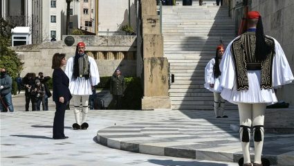 Η πρωτοσέλιδη συγγνώμη της «Καθημερινής» για το προσβλητικό «μίνι των Ευζώνων» Η πρωτοσέλιδη συγγνώμη της «Καθημερινής» για το προσβλητικό «μίνι των Ευζώνων»