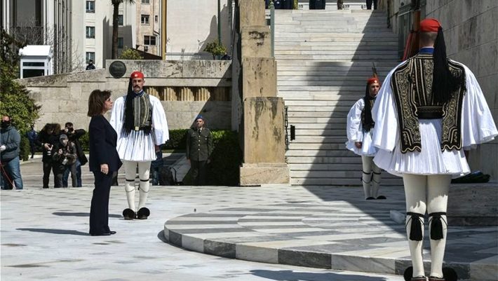 Η πρωτοσέλιδη συγγνώμη της «Καθημερινής» για το προσβλητικό «μίνι των Ευζώνων» Η πρωτοσέλιδη συγγνώμη της «Καθημερινής» για το προσβλητικό «μίνι των Ευζώνων»
