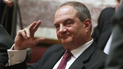 Με μεγάλα μούσια και γυαλιά: Έτσι εμφανίστηκε ο Κώστας Καραμανλής στη βουλή (Pics) Με μεγάλα μούσια και γυαλιά: Έτσι εμφανίστηκε ο Κώστας Καραμανλής στη βουλή (Pics)