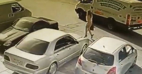 «Αυτή είναι η δράστις με το βιτριόλι»: Η μαυροφορεμένη γυναίκα «προδόθηκε» από κάμερα ασφαλείας