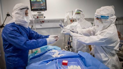 Συμπτώσεις ή έγκλημα: Γιατροί πηδούν από τα παράθυρα μετά τις καταγγελίες τους για τον κορωνοϊό Συμπτώσεις ή έγκλημα: Γιατροί πηδούν από τα παράθυρα μετά τις καταγγελίες τους για τον κορωνοϊό
